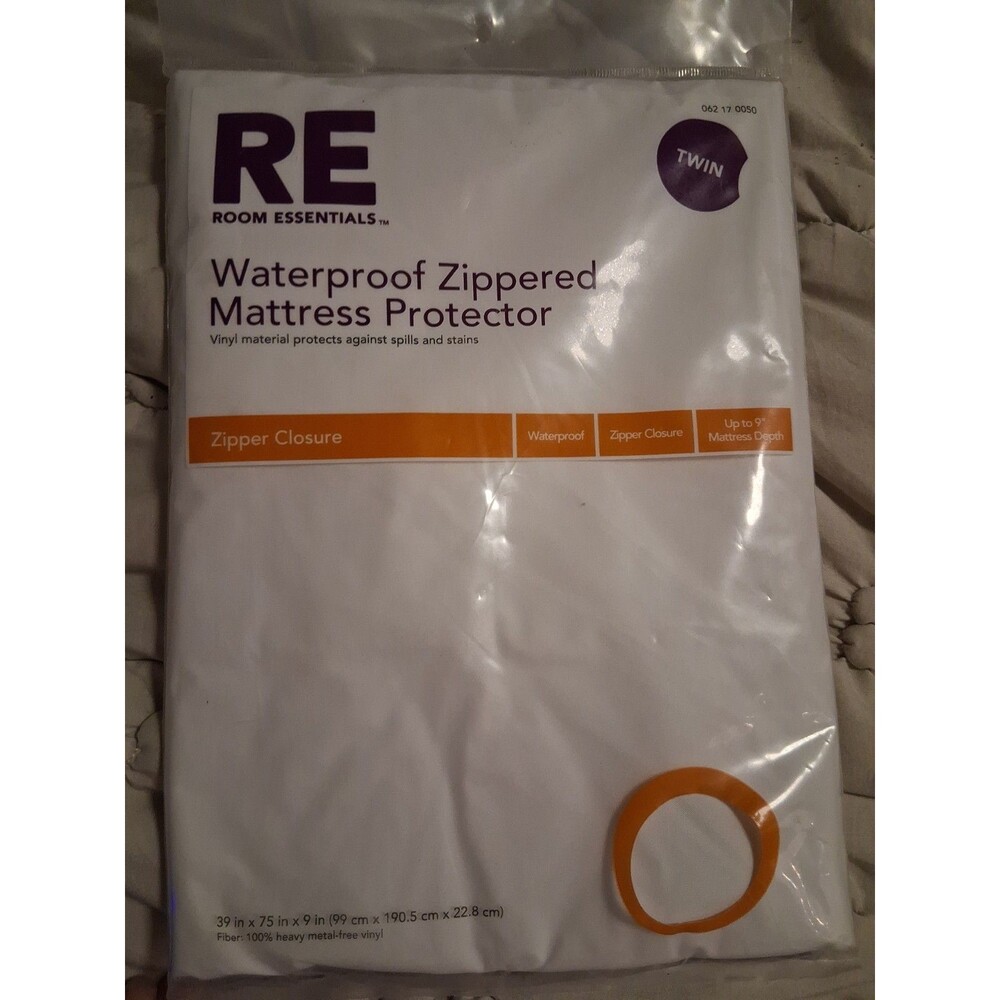 Room Essentials Waterproof Zippered Mattress Protector. Twin Size (I090)